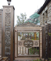 后庭院铜门